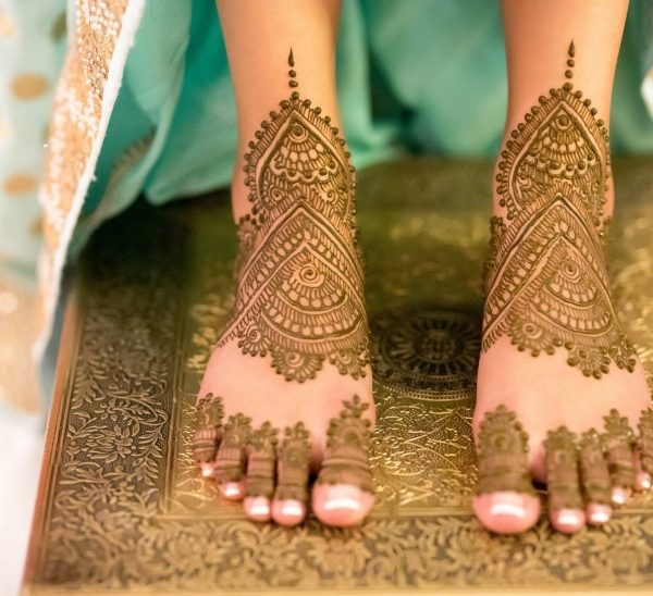 Astounding Lotus Style Bridal Mehndi Designs For Foot Lotus