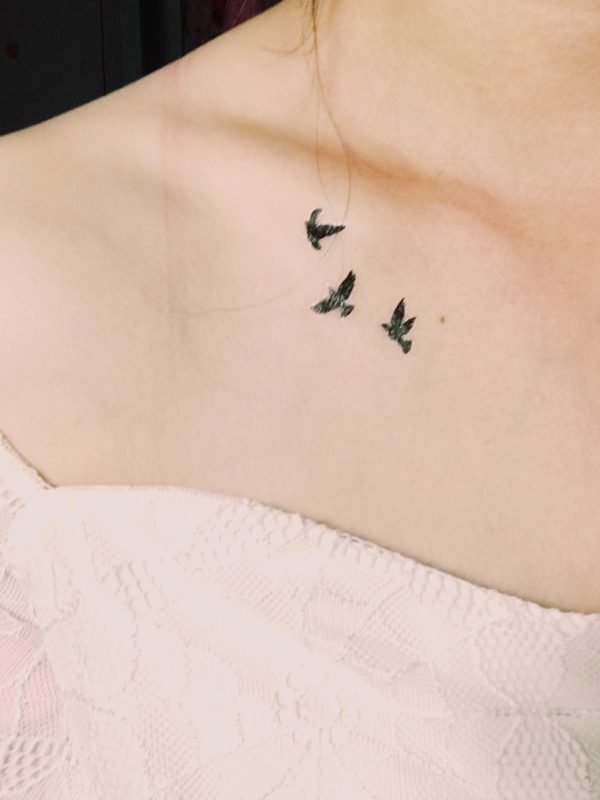 41 Collar Bone Birds Tattoos